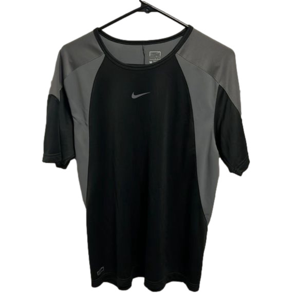 𝅺NIKE short sleeve shirt size medium. - Picture 1 of 6